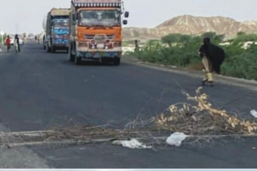 پسنی: بجلی ئے بند کننگ نا برخلاف زیرو پوائنٹ مکران کوسٹل ہائی وے آ شاری تا برانز، کسر بند