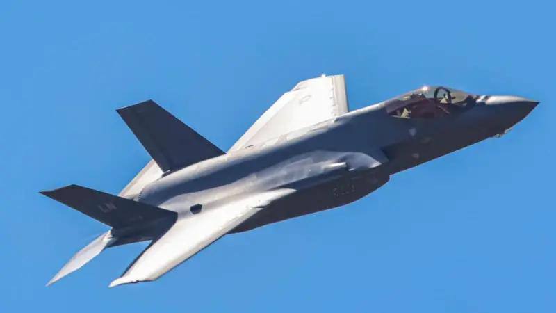 نال: سلاہ بند بندغ آتا کوزہ آن پد جیٹ جہاز آتا ہن ئہ بر برجاء ءِ